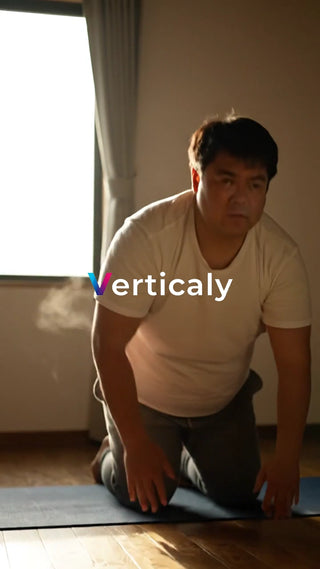 ヨガをする男性、自宅で