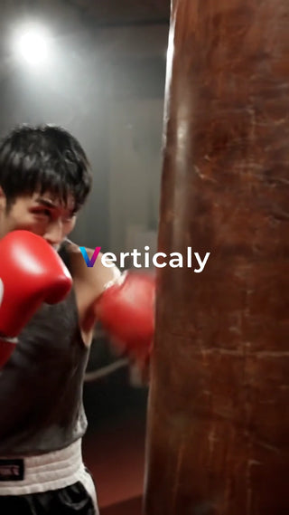 ボクシング、サンドバッグを打つ