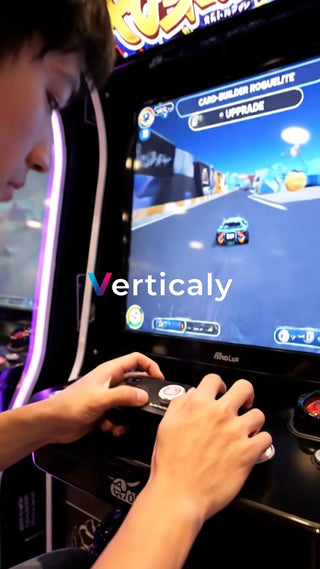 ゲームに熱中する男性