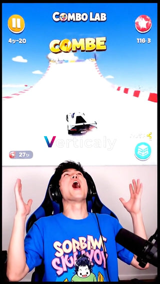 ゲームに興奮する男性