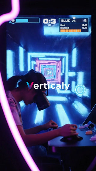 VRゲームを楽しむ女性