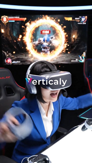 VRゲームに興奮する女性
