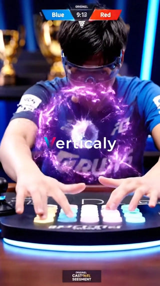 ゲームに熱中する男性