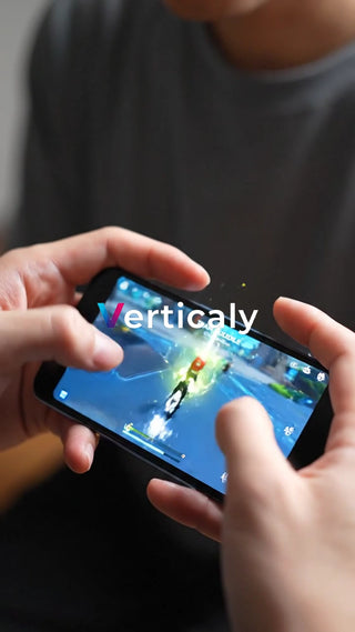 スマホゲームに熱中する人