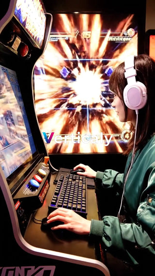 ゲーミング女子、白ピンクのヘッドホン