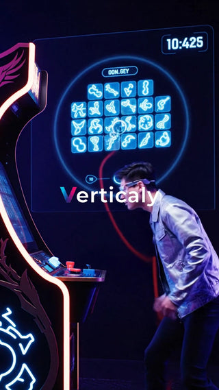 ゲームに熱中する男性