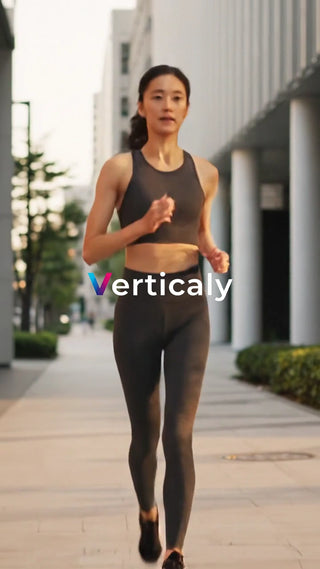 都会を走る女性