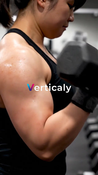 力こぶを作る女性