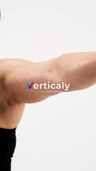 力こぶをアピール