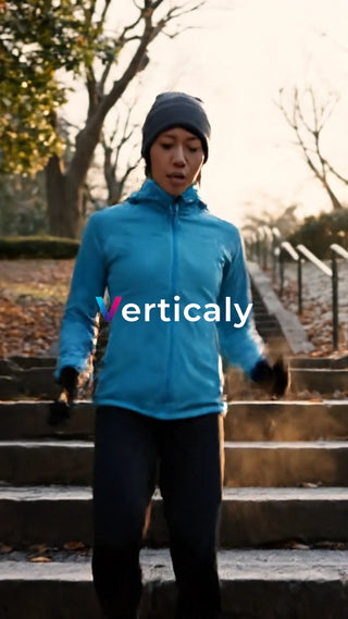 階段を降りる女性、朝の運動