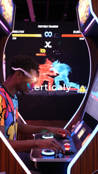 ゲームに熱中する男性