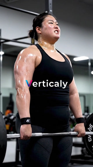 力強くバーベルを持ち上げる