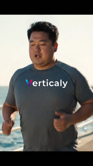 ランニングする男性、海辺で