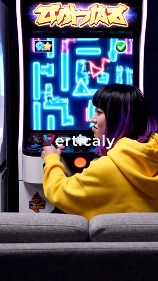 ゲームに熱中する女性