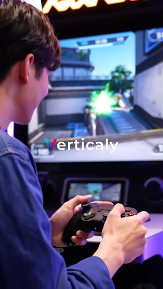 ゲームに熱中する男性