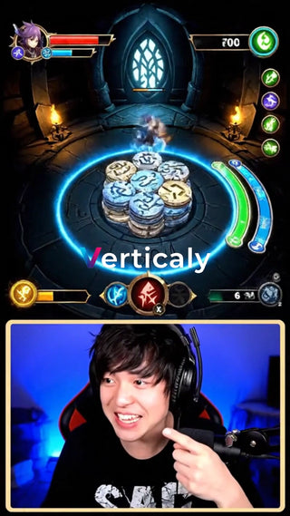 ゲーム画面と笑顔の男性