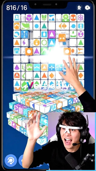 ゲームに興奮する男性