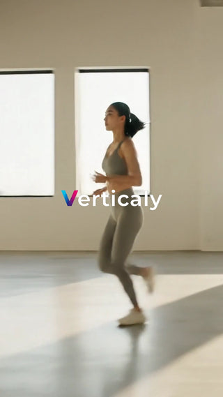 ランニングする女性、爽やかな朝