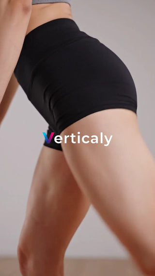 黒いショートパンツ