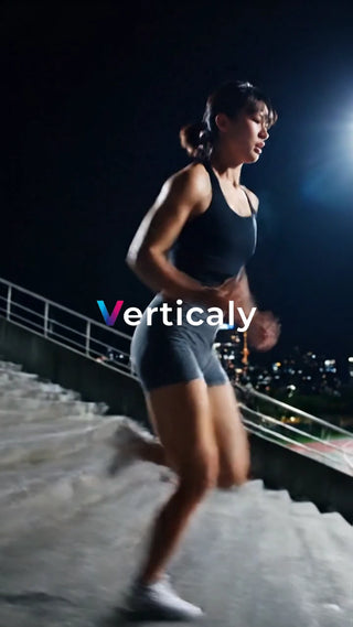 階段を駆け上がる女性