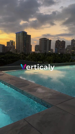 プールサイドから街並みを望む