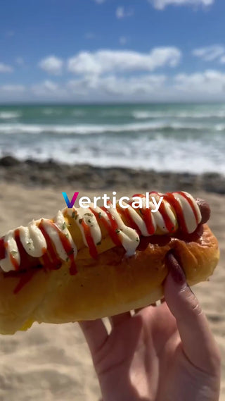 ビーチで食べるホットドッグ