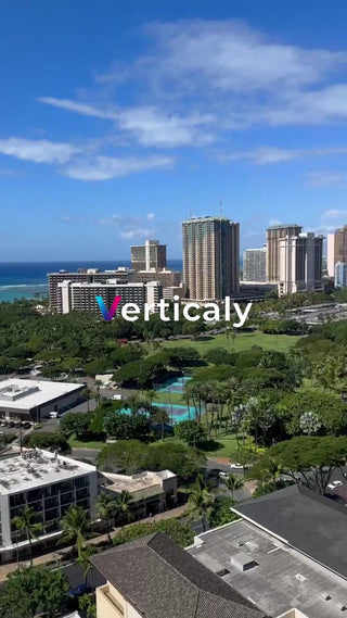 都会の景色と青空
