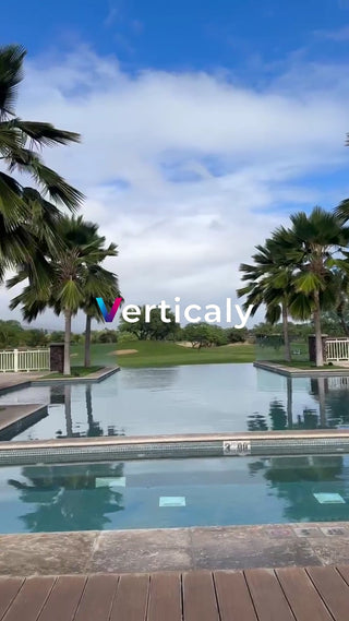 プールサイド、穏やかな時間