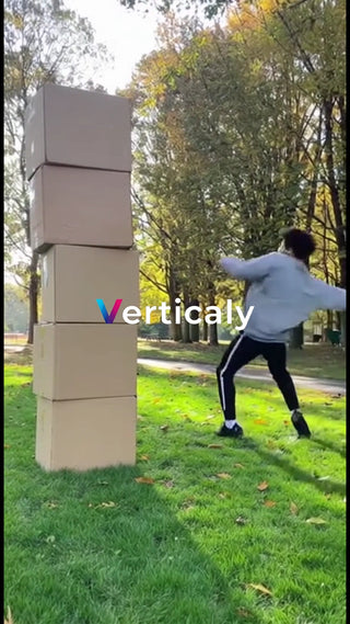 箱を倒す男性、公園で