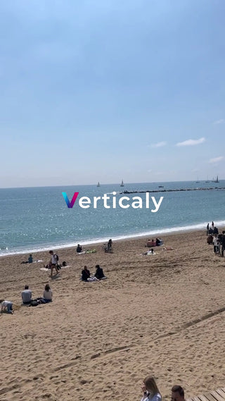 海辺の砂浜、穏やかな時間