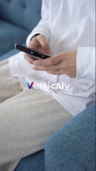 スマホを操作する女性