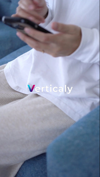 スマホを操作する女性