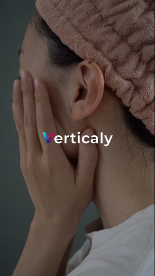 洗顔中の女性、素肌ケア