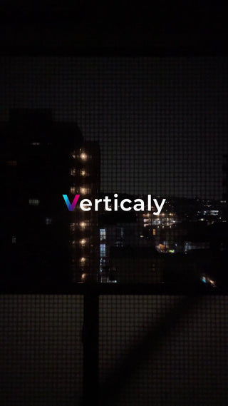 夜の窓辺、街の灯り