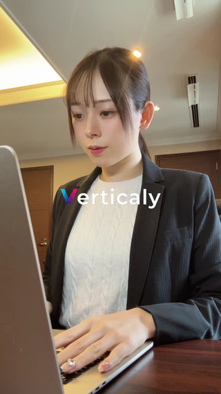 PCに向かう女性、集中する姿