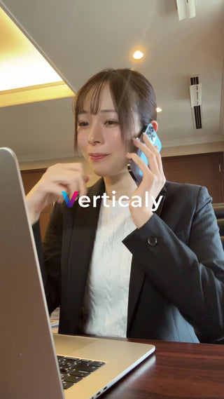 電話中の女性、オフィスで