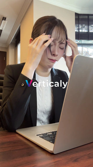 PC作業で疲労困憊の女性