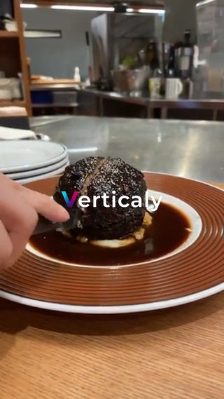 料理をナイフでカット