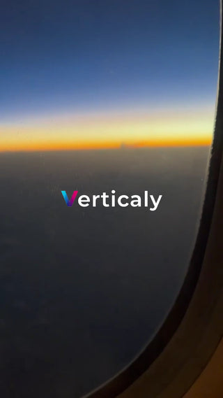 夕焼け空と飛行機の窓