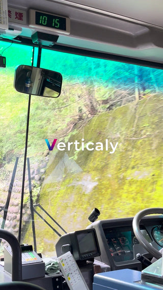 バスの車窓、新緑の山道