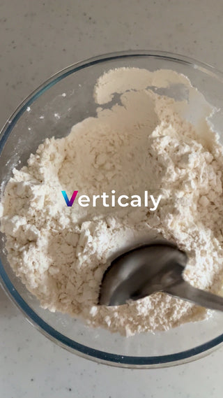 粉の中でスプーン、調理中