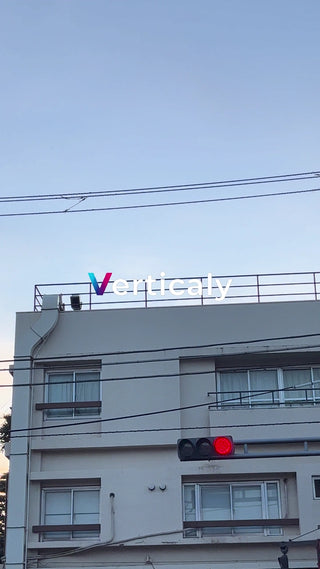 赤信号と建物の風景