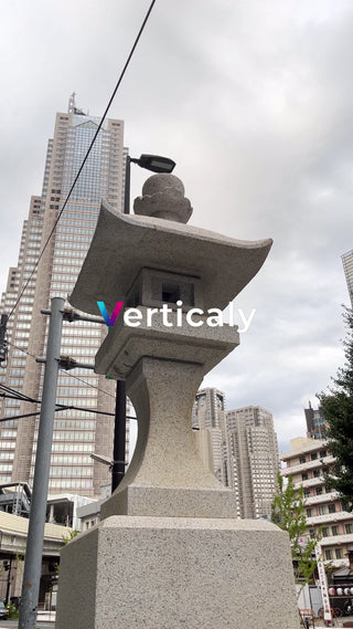 都会の石灯籠と高層ビル