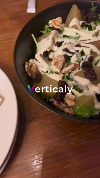 サラダと食事、ヘルシーな時間