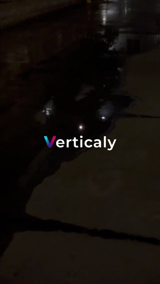 夜の路面、水たまりと光