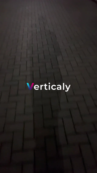 レンガ敷きの道を歩く