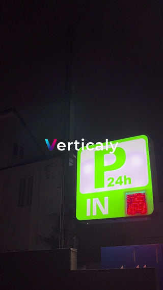 駐車場入り口、夜のネオン