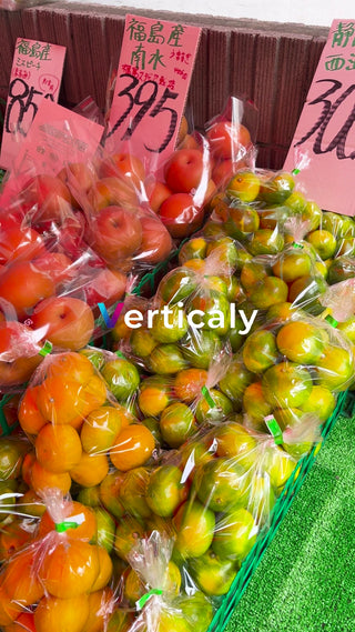 店頭に並ぶ新鮮な果物たち