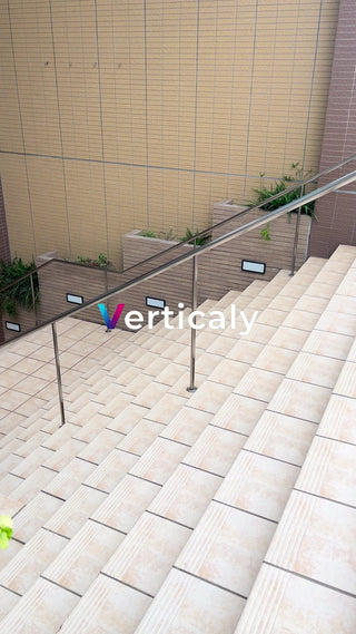 階段を上る、午後の光