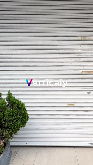 白いシャッターと緑の木